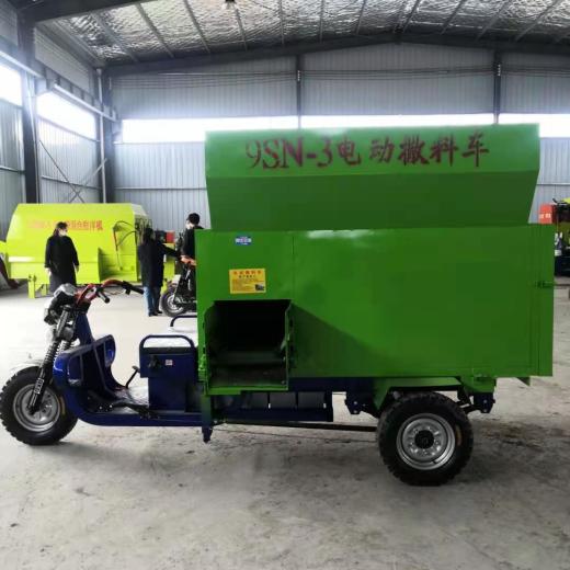 智能畜牧新利器 電動(dòng)自動(dòng)喂料車在牛羊馬養(yǎng)殖場(chǎng)的應(yīng)用與市場(chǎng)前景