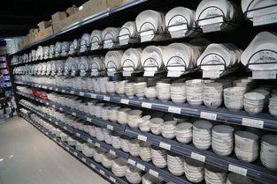 平?jīng)鋈送湍曦?就去世紀華聯(lián)購物廣場